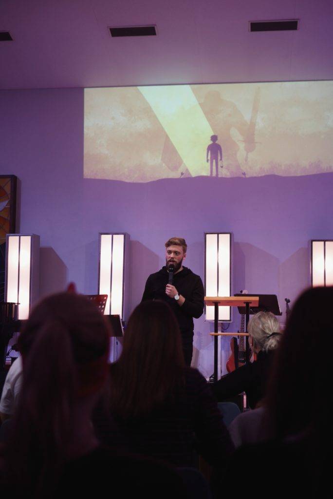 bild på någon som står och talar