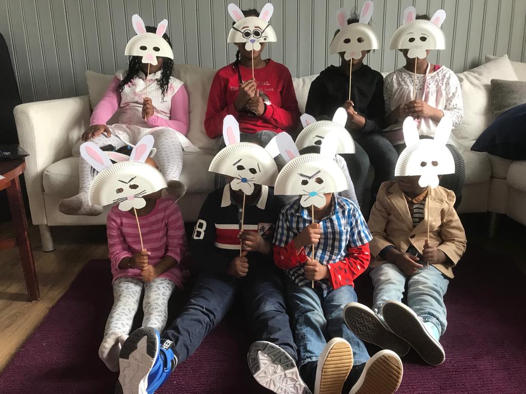 En bild med söndagskolbarn från Missionskyrkan i Borgå. De har kaninmasker framför ansiktet.