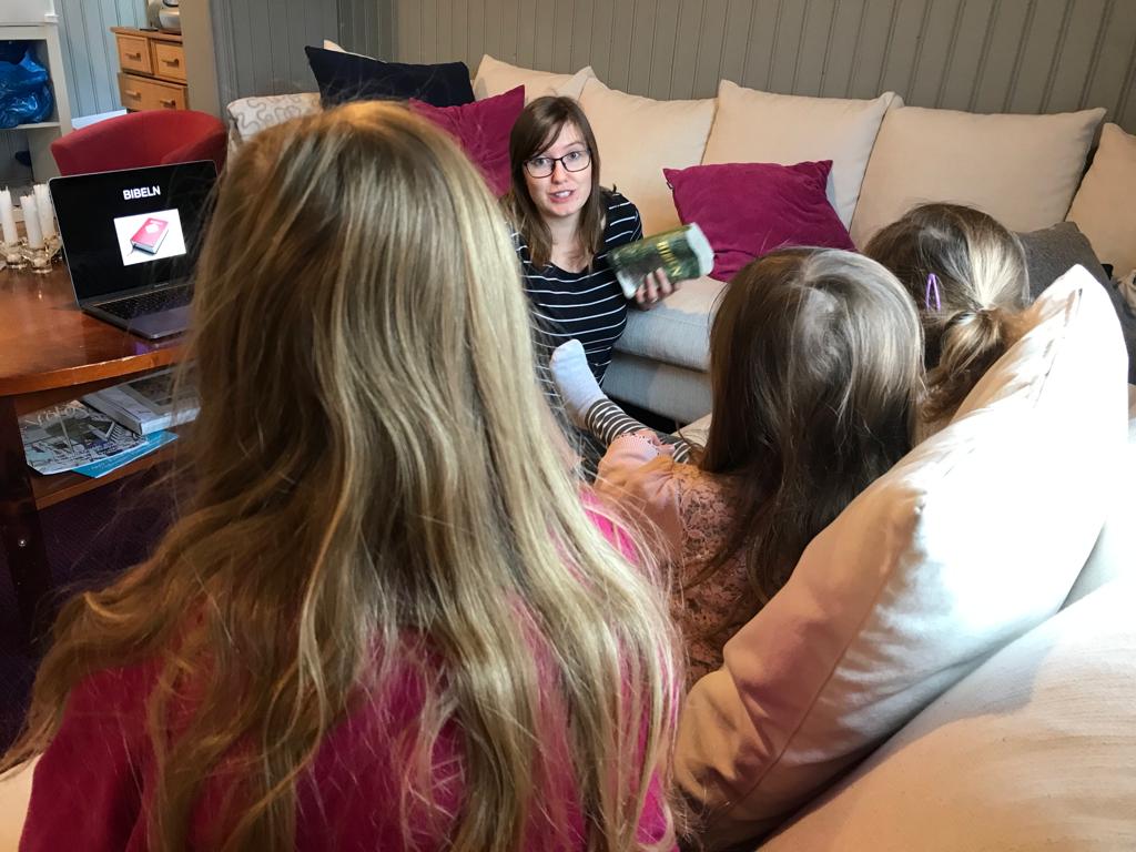 En bild där Hannah kongari pratar med barn från Missionskyrkan i Borgå.